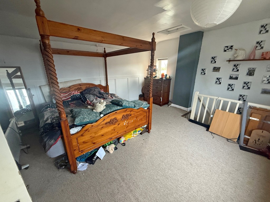 Lot: 86 - HOUSE FOR REPAIR AND IMPROVEMENT - Room on first floor currently used as a bedroom